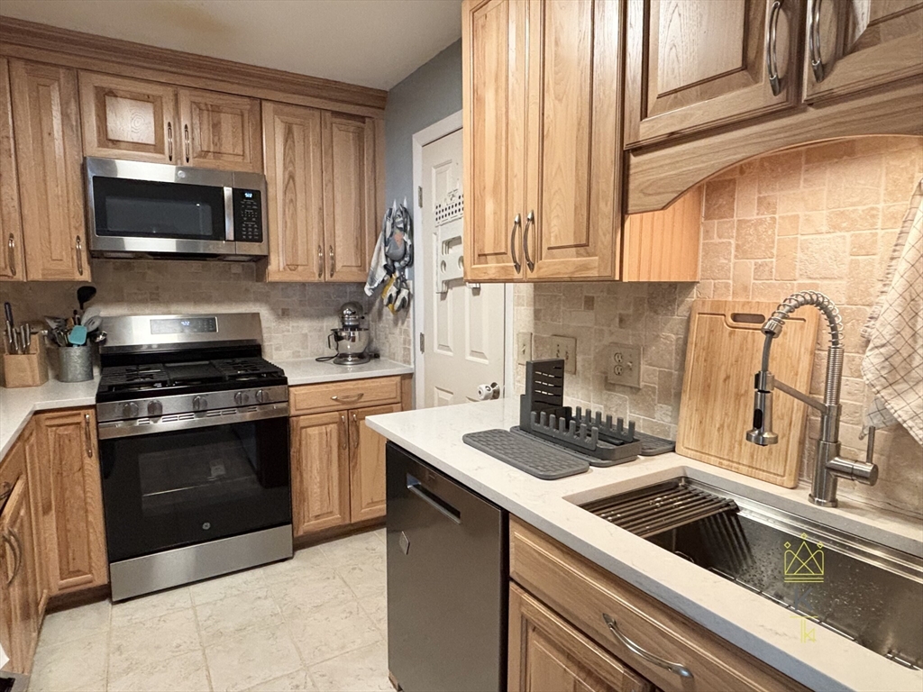 3 bed, 2 bath apartment for rent at 29 Harrison St Unit B, Roslindale — photo 4 of 22
