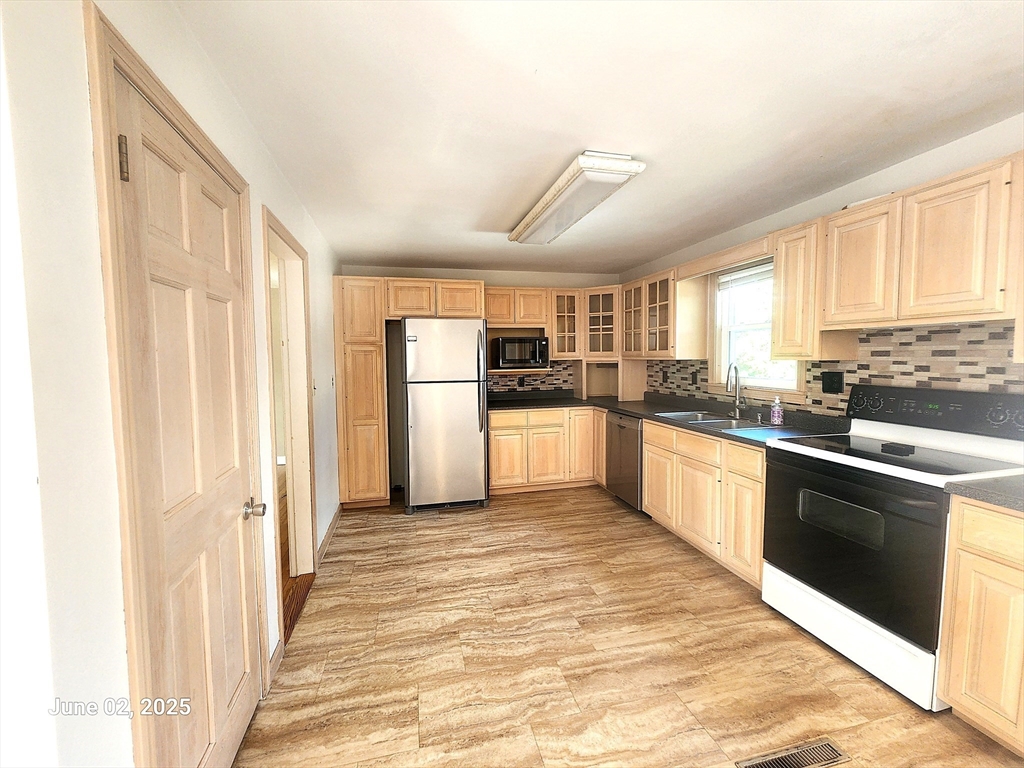 3 bed, 1 bath apartment for rent at 29 Highland Park Rd, Rutland — photo 2 of 9
