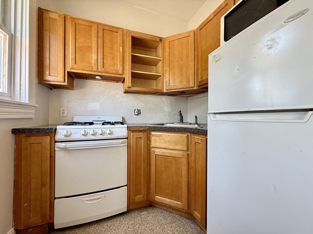 Studio bed, 1 bath apartment for rent at 29 John St Unit 1, Attleboro — photo 6 of 10