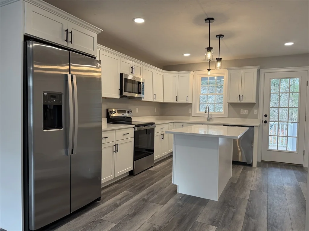 4 bed, 2 bath apartment for rent at 29 Kashmir's Way Unit 29, Middleborough — photo 4 of 41
