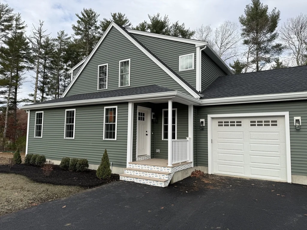 4 bed, 2 bath apartment for rent at 29 Kashmir's Way Unit 29, Middleborough — photo 1 of 41