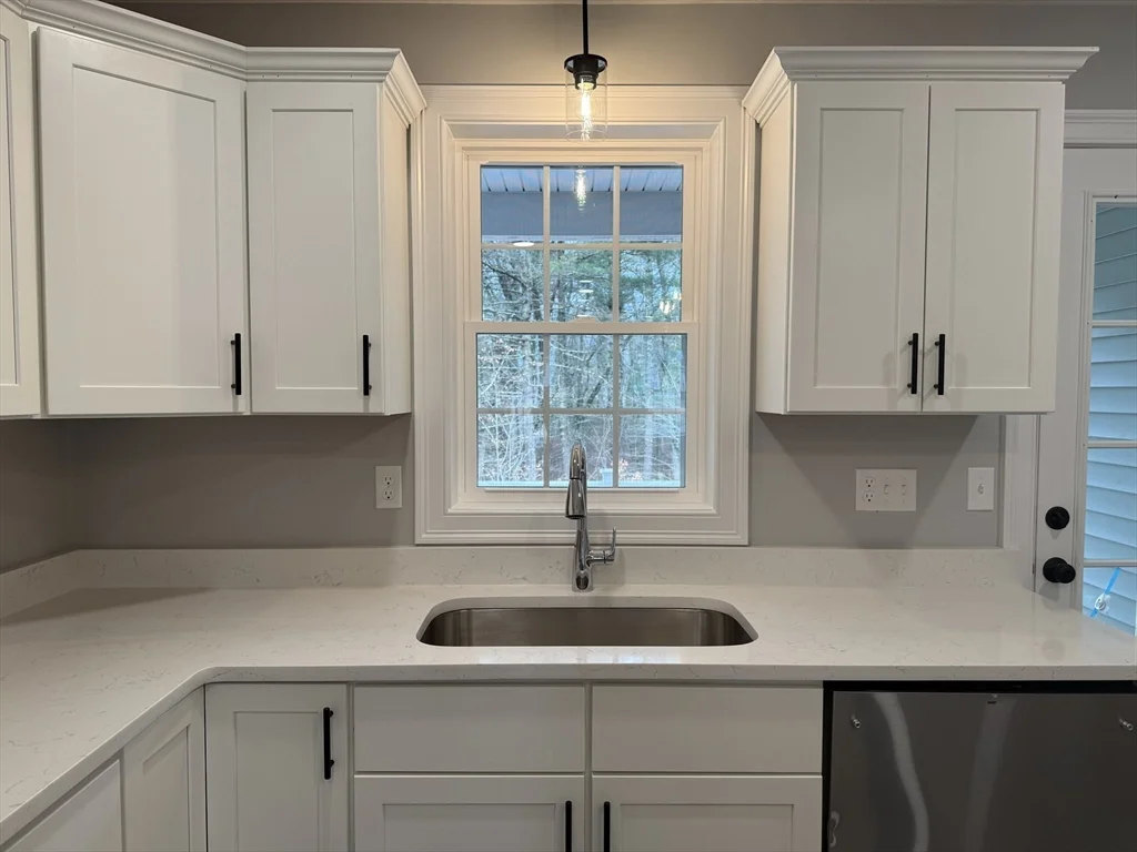 4 bed, 2 bath apartment for rent at 29 Kashmir's Way Unit 29, Middleborough — photo 5 of 41