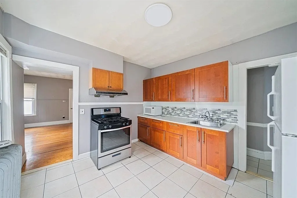 3 bed, 1 bath apartment for rent at 29 Lincoln St Unit 2, Malden — photo 6 of 12