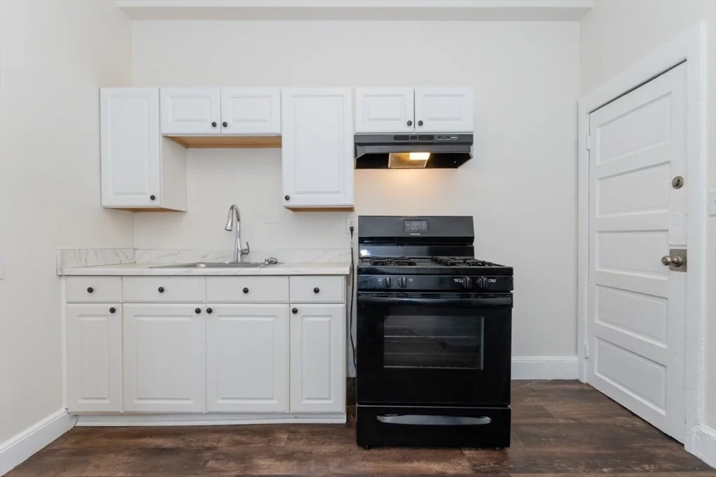 1 bed, 1 bath apartment for rent at 29 Palmer St Unit 2, Salem — photo 3 of 18