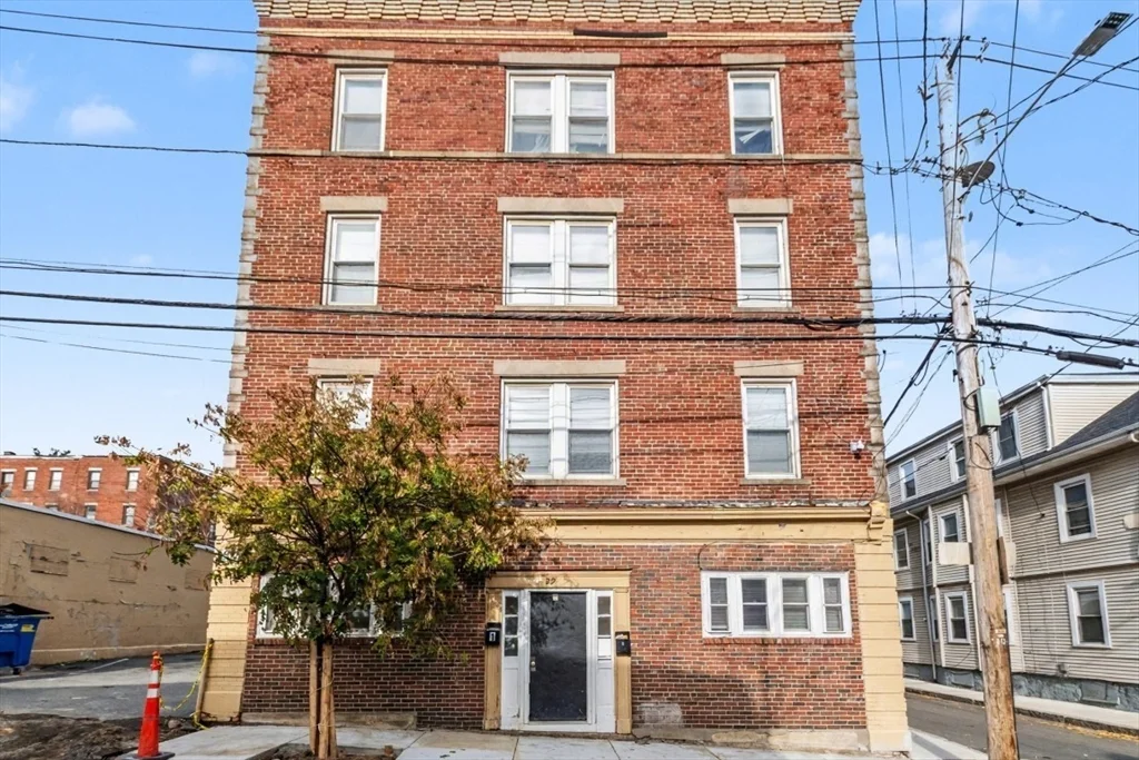 1 bed, 1 bath apartment for rent at 29 Palmer St Unit 2, Salem — photo 1 of 18