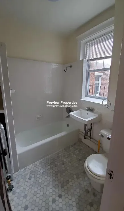 Studio bed, 1 bath apartment for rent at 29 Park Dr Unit 1P, Fenway — photo 5 of 7