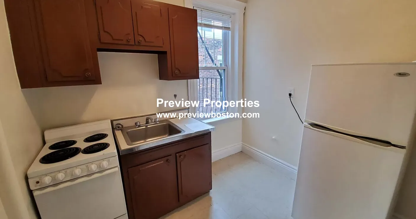 Studio bed, 1 bath apartment for rent at 29 Park Dr Unit 1P, Fenway — photo 2 of 7