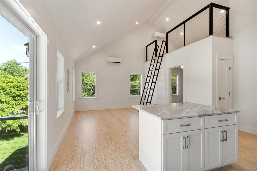1 bed, 1 bath apartment for rent at 29 Pigeon Hill St Unit 0, Rockport — photo 5 of 25