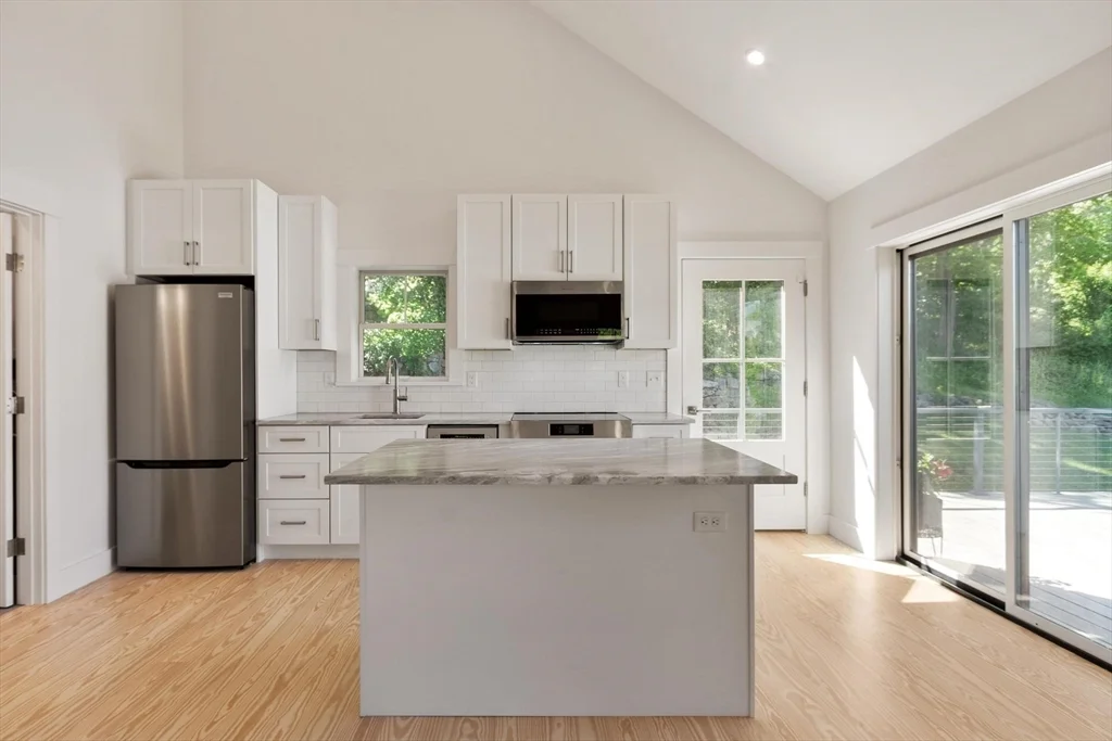 1 bed, 1 bath apartment for rent at 29 Pigeon Hill St Unit 0, Rockport — photo 6 of 25