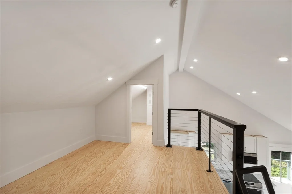 1 bed, 1 bath apartment for rent at 29 Pigeon Hill St Unit 0, Rockport — photo 12 of 25