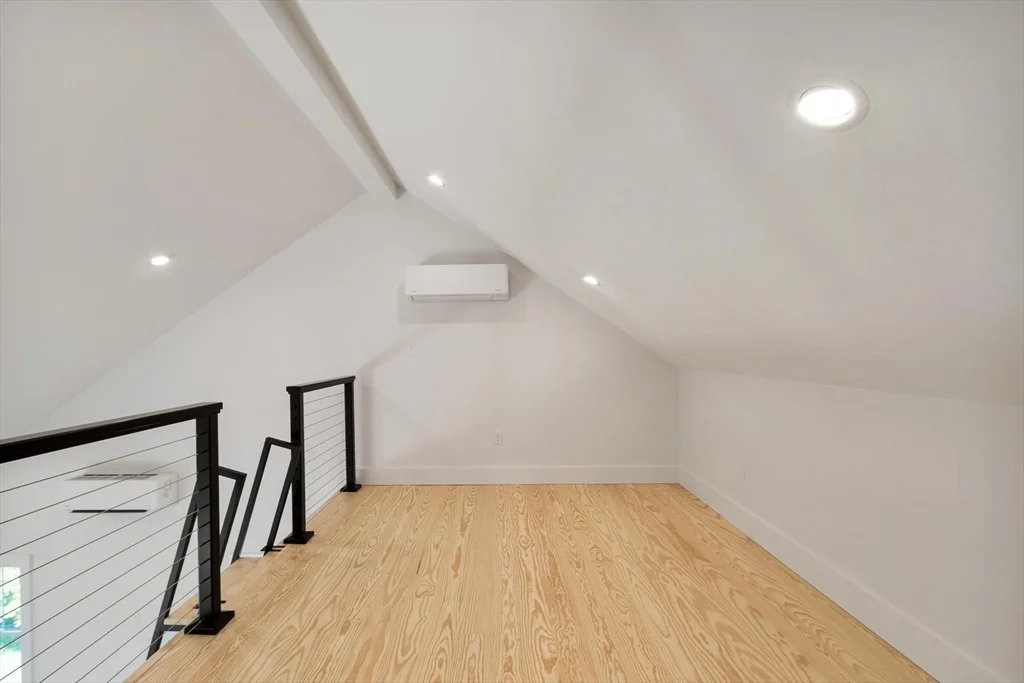 1 bed, 1 bath apartment for rent at 29 Pigeon Hill St Unit 0, Rockport — photo 11 of 25