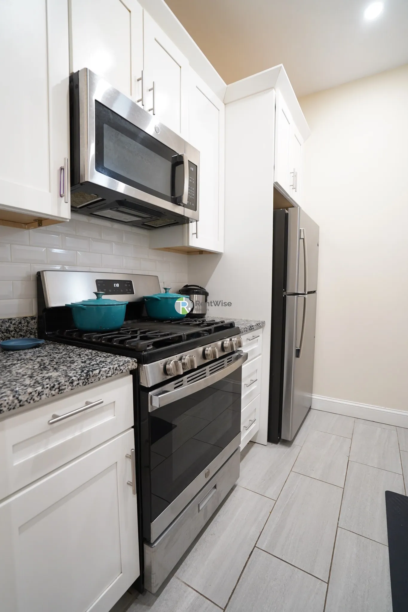 1 split bed, 1 bath apartment for rent at 29 Queensberry St Unit 4, Fenway — photo 2 of 11