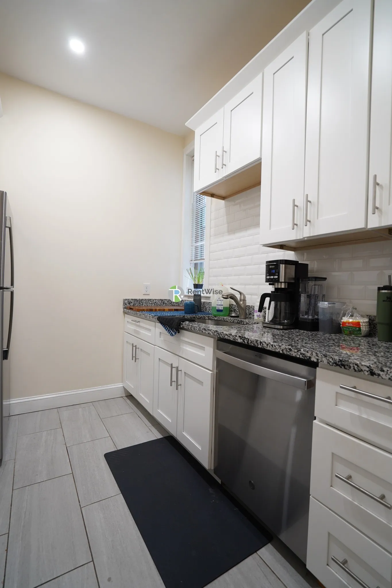 1 split bed, 1 bath apartment for rent at 29 Queensberry St Unit 4, Fenway — photo 3 of 11