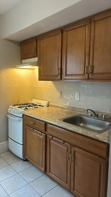 1 bed, 1 bath apartment for rent at 29 Sagamore Unit 1, Lynn — photo 3 of 7