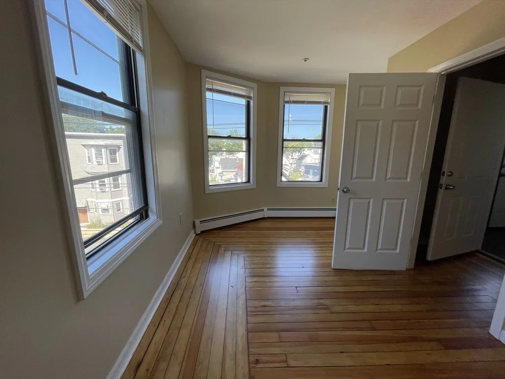 3 bed, 1 bath apartment for rent at 290-292 Chestnut St Unit 3, Lynn — photo 2 of 5