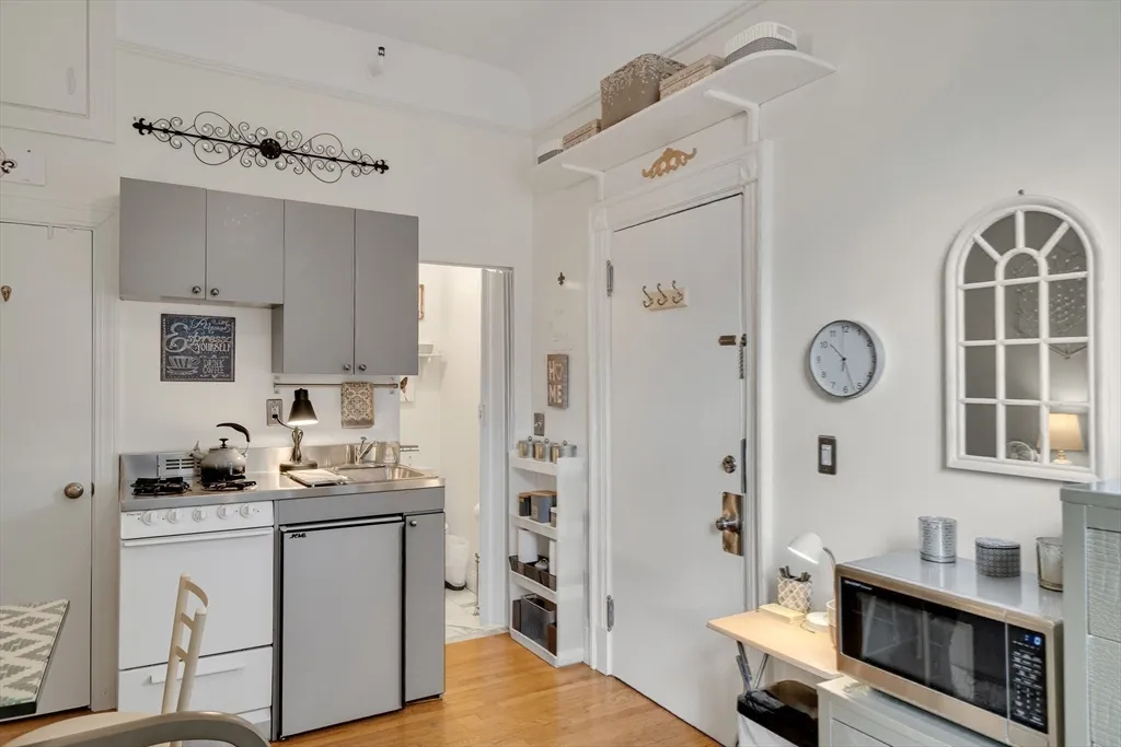 Studio bed, 1 bath apartment for rent at 290 Commonwealth Ave Unit 8, Back Bay — photo 12 of 32