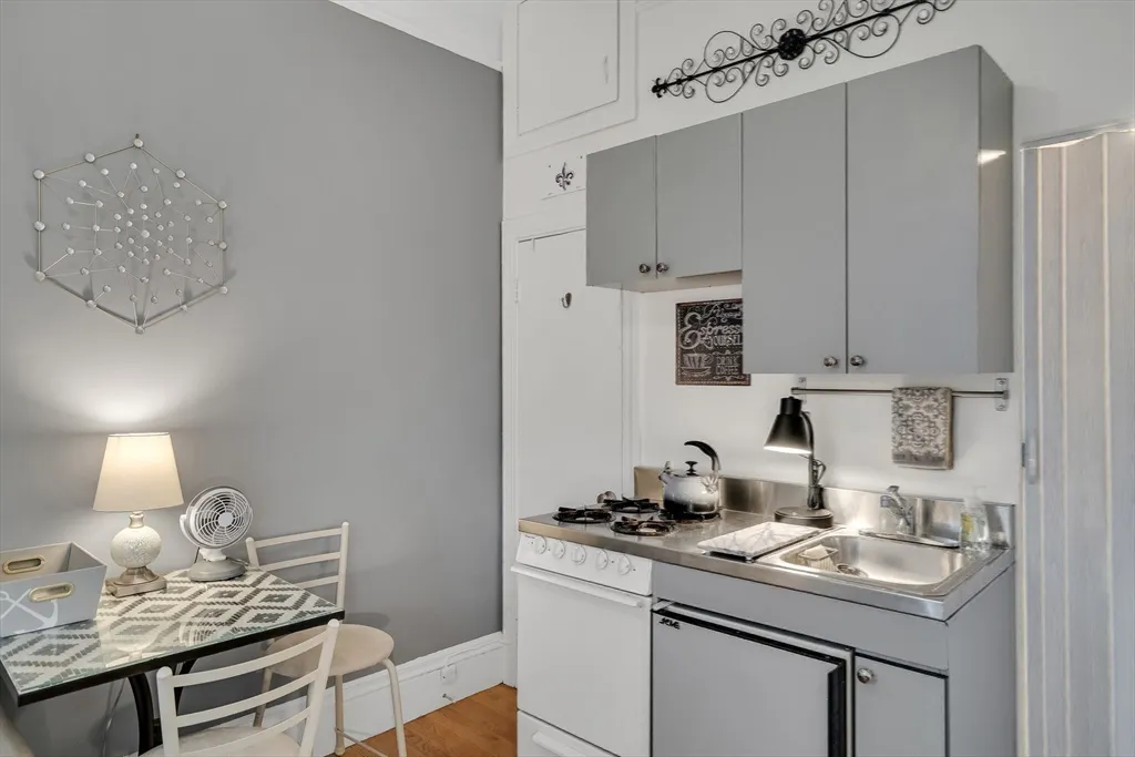 Studio bed, 1 bath apartment for rent at 290 Commonwealth Ave Unit 8, Back Bay — photo 10 of 32