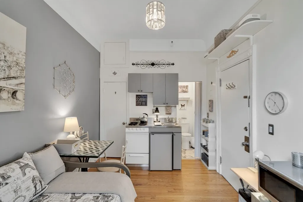 Studio bed, 1 bath apartment for rent at 290 Commonwealth Ave Unit 8, Back Bay — photo 9 of 32