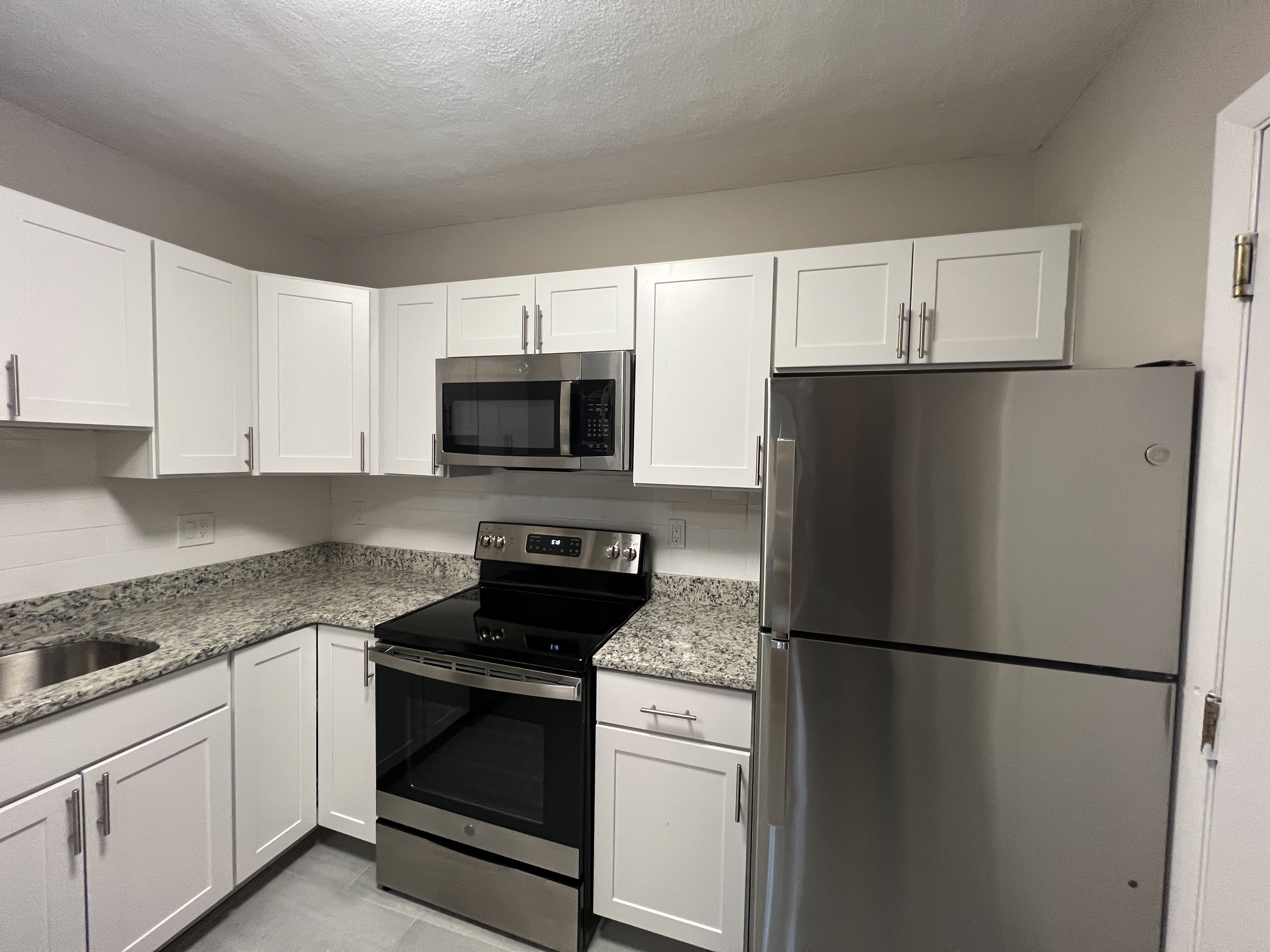 2 bed, 1 bath apartment for rent at 290 Grove St Unit 10, Auburndale — photo 3 of 15
