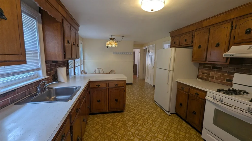 3 bed, 1 bath apartment for rent at 290 Milton St, Dedham — photo 4 of 19