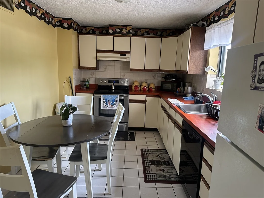 2 bed, 2 bath apartment for rent at 292 Salem St Unit 201, Revere — photo 2 of 28