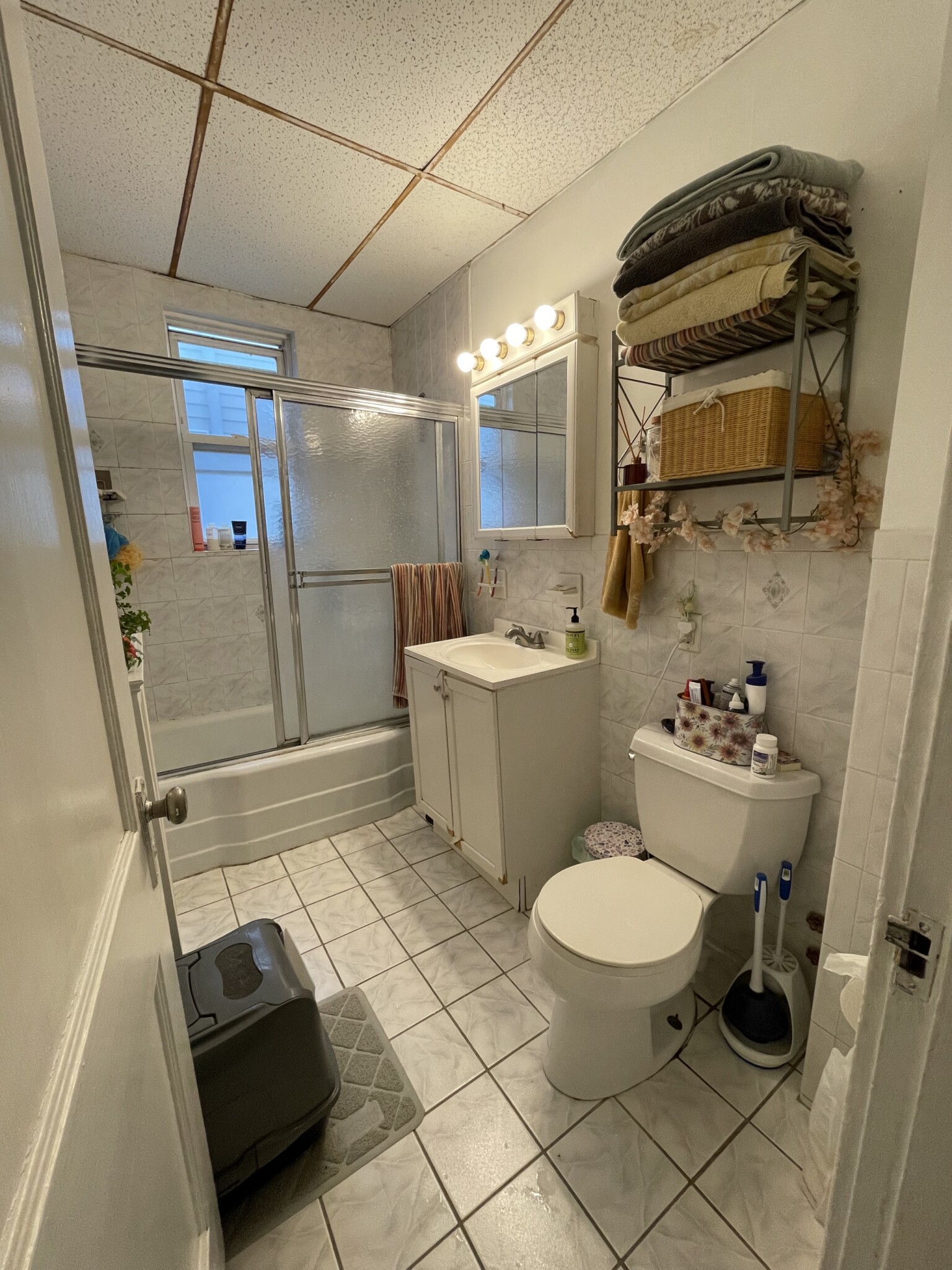 4 bed, 2 bath apartment for rent at 292 Summit Ave Unit 2, Brighton — photo 2 of 11