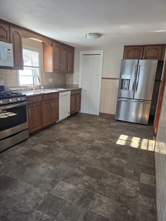 5 bed, 1 bath apartment for rent at 292 West Wyoming Ave Unit 292, Melrose — photo 9 of 21