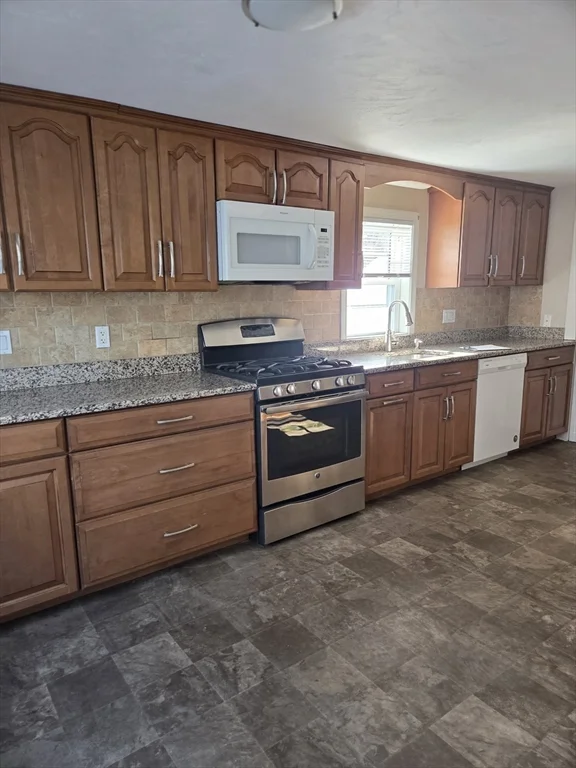 5 bed, 1 bath apartment for rent at 292 West Wyoming Ave Unit 292, Melrose — photo 10 of 21