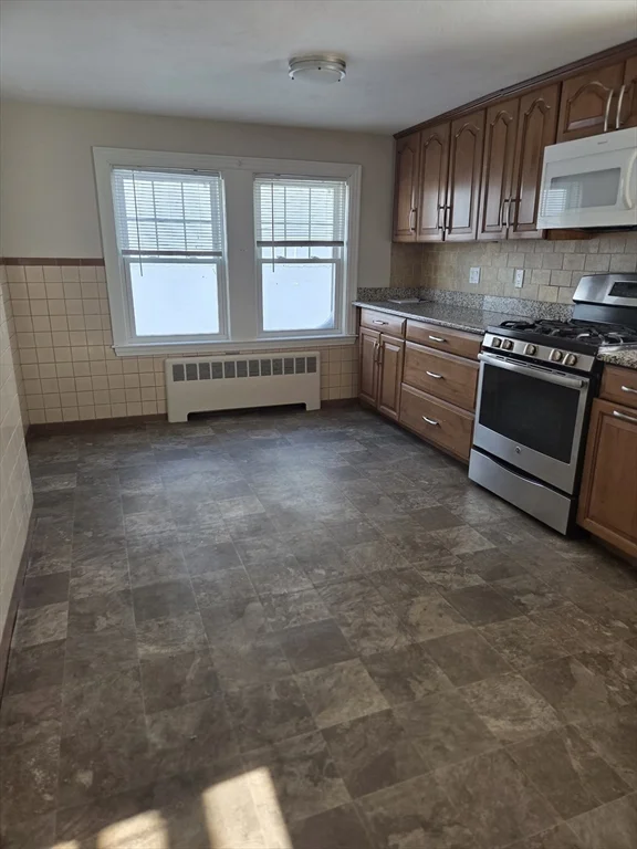 5 bed, 1 bath apartment for rent at 292 West Wyoming Ave Unit 292, Melrose — photo 11 of 21