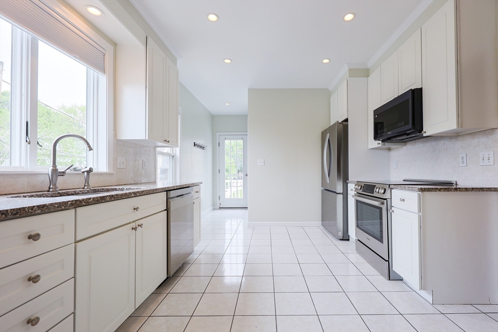 3 bed, 2 bath apartment for rent at 294 Belmont St Unit 2, Watertown — photo 5 of 33