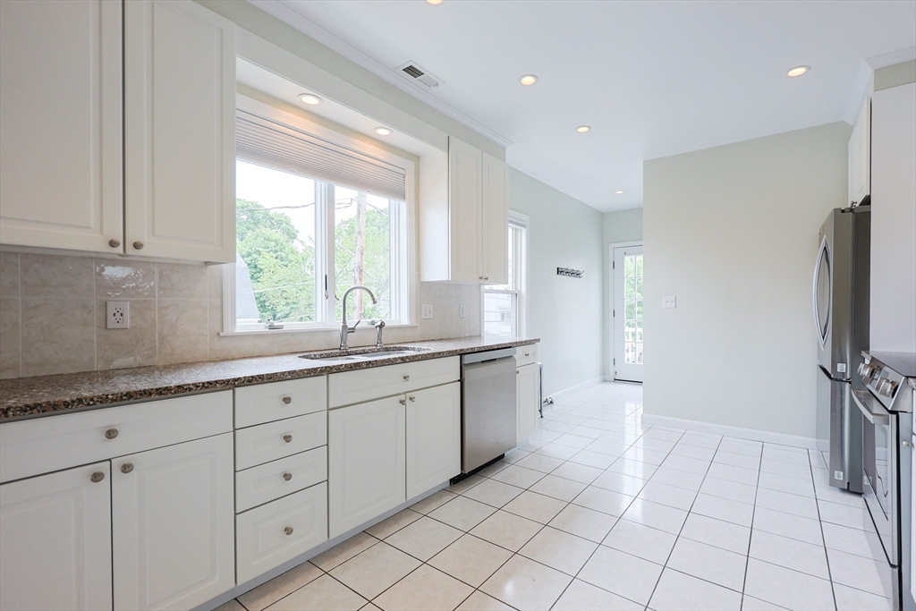 3 bed, 2 bath apartment for rent at 294 Belmont St Unit 2, Watertown — photo 6 of 33