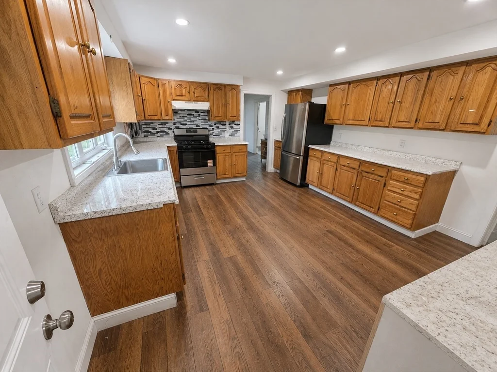 5 bed, 2 bath apartment for rent at 294 Plymouth St, Bridgewater — photo 3 of 16