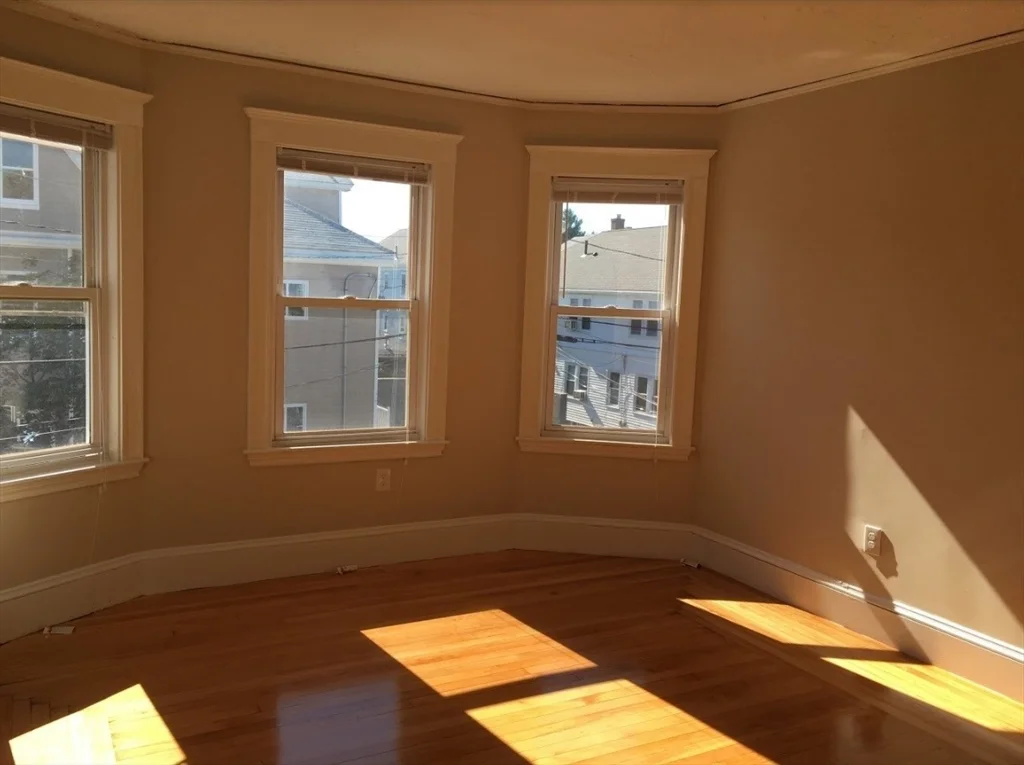 5 bed, 2 bath apartment for rent at 295-297 Washington St Unit 295, Quincy — photo 3 of 14