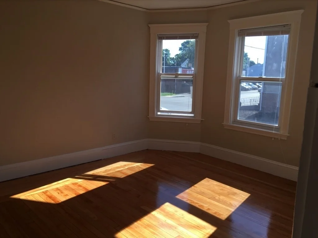 5 bed, 2 bath apartment for rent at 295-297 Washington St Unit 295, Quincy — photo 4 of 14
