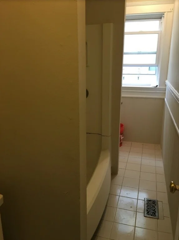 5 bed, 2 bath apartment for rent at 295-297 Washington St Unit 295, Quincy — photo 13 of 14