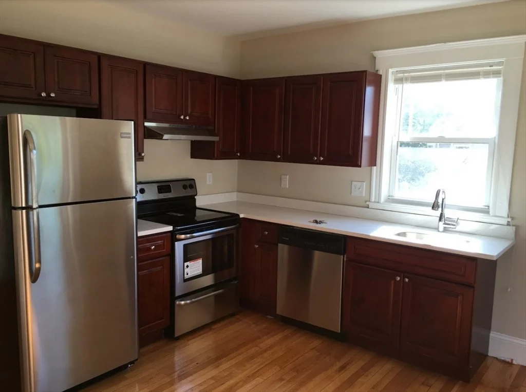 5 bed, 2 bath apartment for rent at 295-297 Washington St Unit 295, Quincy — photo 2 of 14