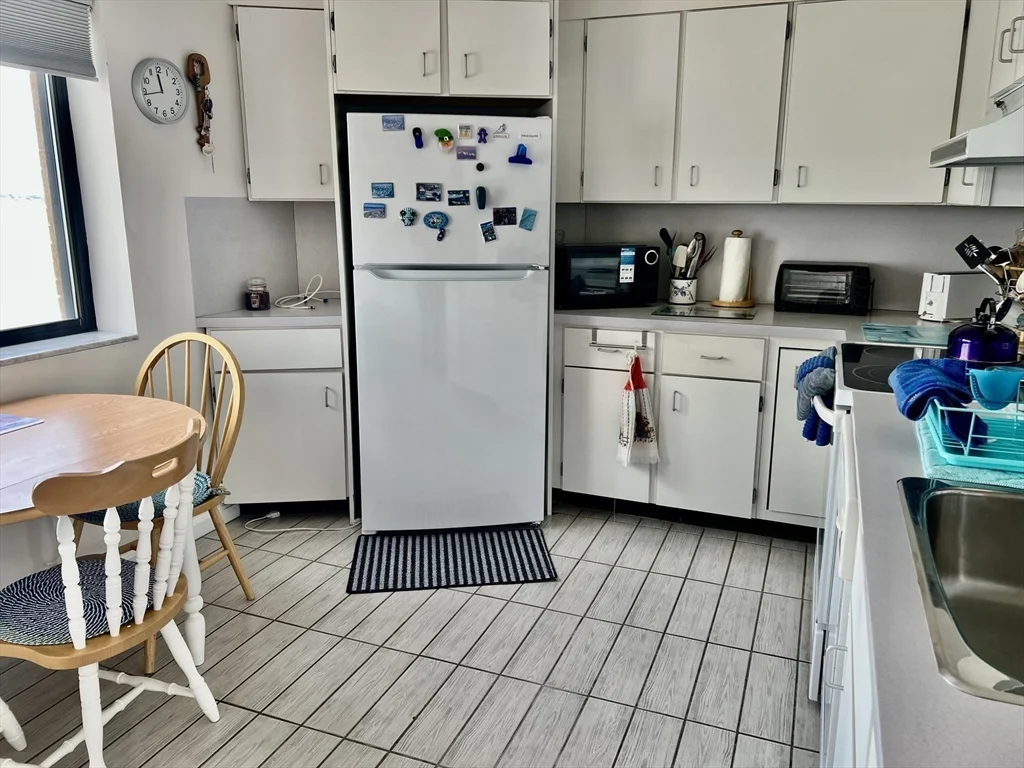 2 bed, 2 bath apartment for rent at 295 Lynn Shore Dr Unit 402, Lynn — photo 9 of 20