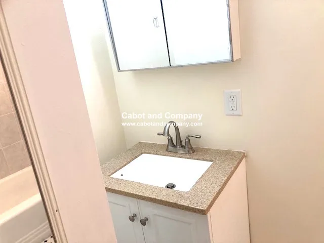Studio bed, 1 bath apartment for rent at 295 Newbury St Unit 2, Back Bay — photo 5 of 7