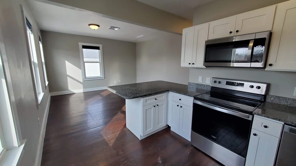 4 bed, 1 bath apartment for rent at 296 Main St Unit 3A, Oxford — photo 6 of 42