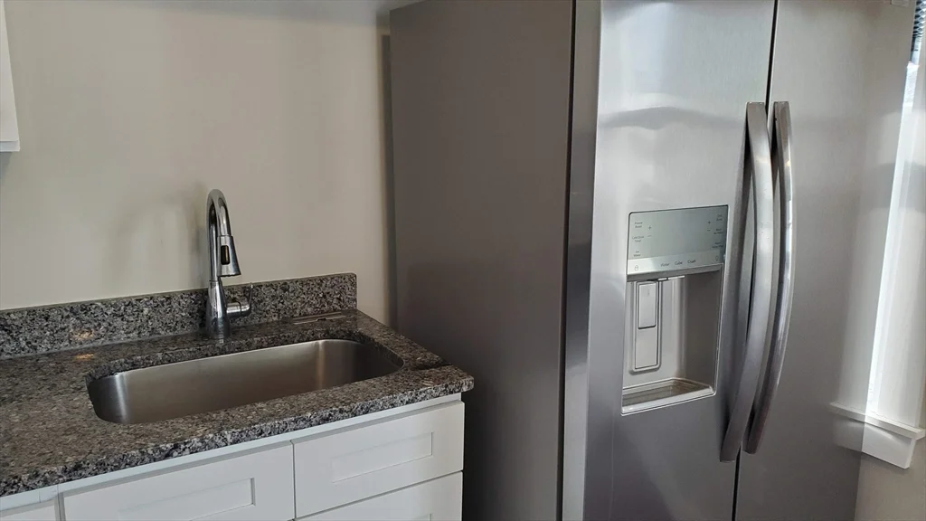 4 bed, 1 bath apartment for rent at 296 Main St Unit 3A, Oxford — photo 10 of 42
