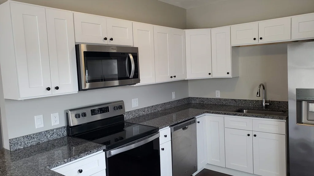 4 bed, 1 bath apartment for rent at 296 Main St Unit 3A, Oxford — photo 11 of 42