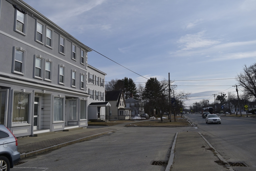 4 bed, 1 bath apartment for rent at 296 Main St Unit 3B, Oxford — photo 3 of 42