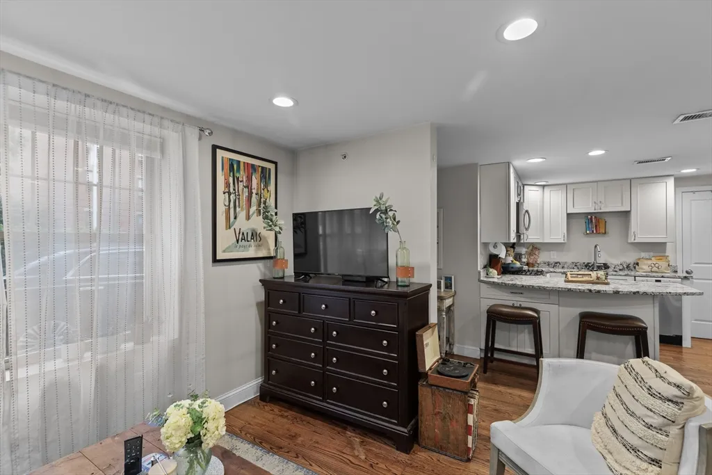 Studio bed, 1 bath apartment for rent at 297 D St Unit 1, South Boston — photo 5 of 12