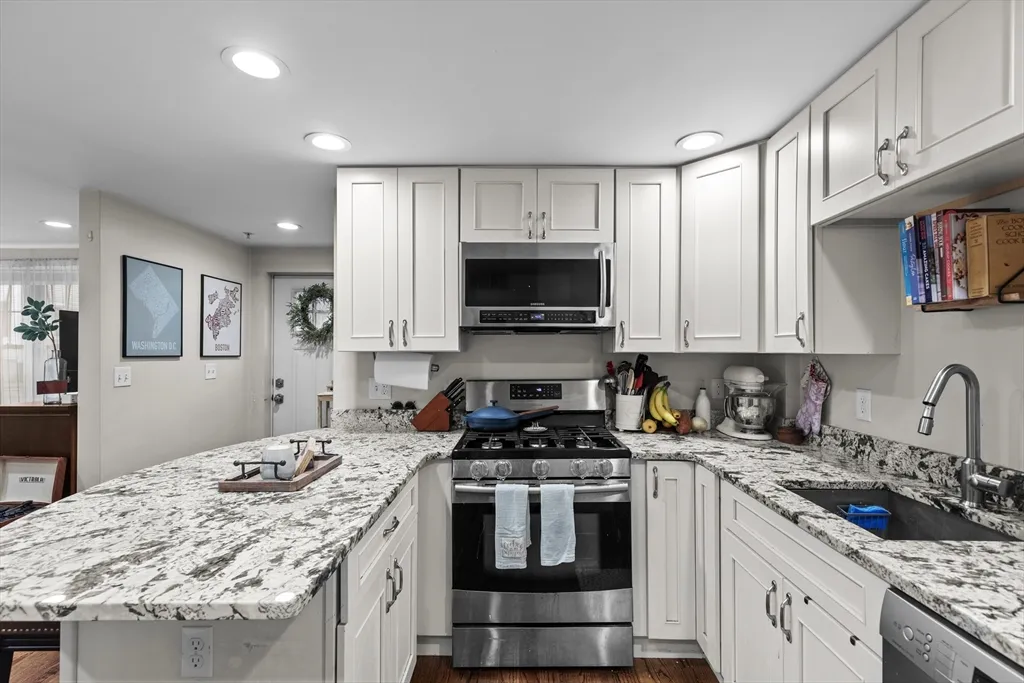 Studio bed, 1 bath apartment for rent at 297 D St Unit 1, South Boston — photo 1 of 12