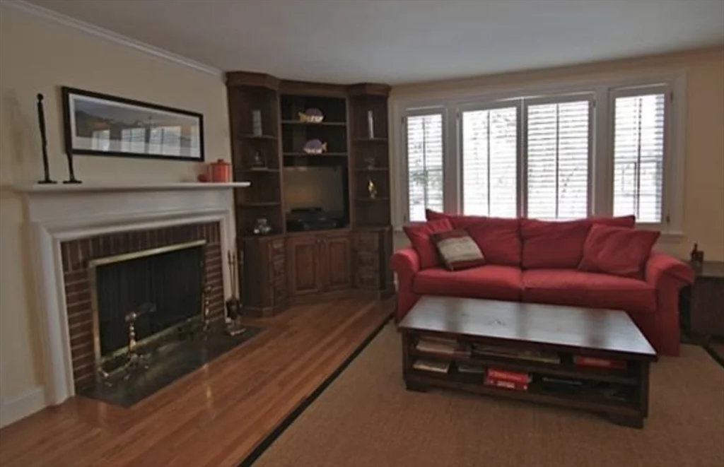3 bed, 2 bath apartment for rent at 297 Weston Rd, Wellesley — photo 4 of 9