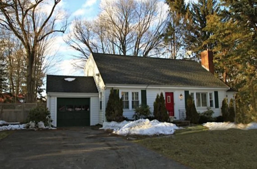 3 bed, 2 bath apartment for rent at 297 Weston Rd, Wellesley
