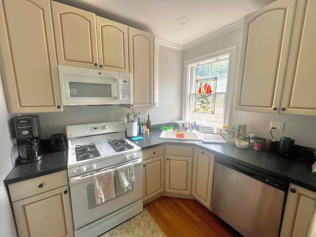 2 bed, 1 bath apartment for rent at 298 Lamartine St Unit 2, Jamaica Plain — photo 2 of 9