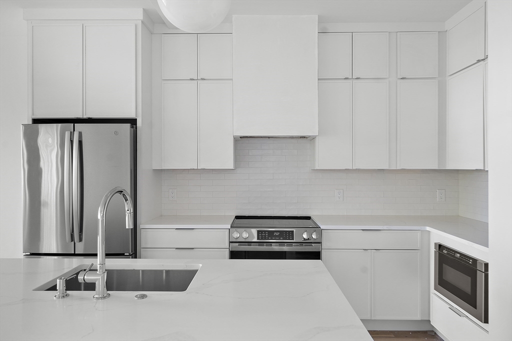 3 bed, 2 bath apartment for rent at 298 Maverick St Unit 2, East Boston — photo 5 of 29