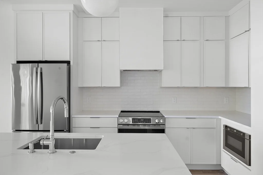 3 bed, 2 bath apartment for rent at 298 Maverick St Unit 3, East Boston — photo 5 of 29