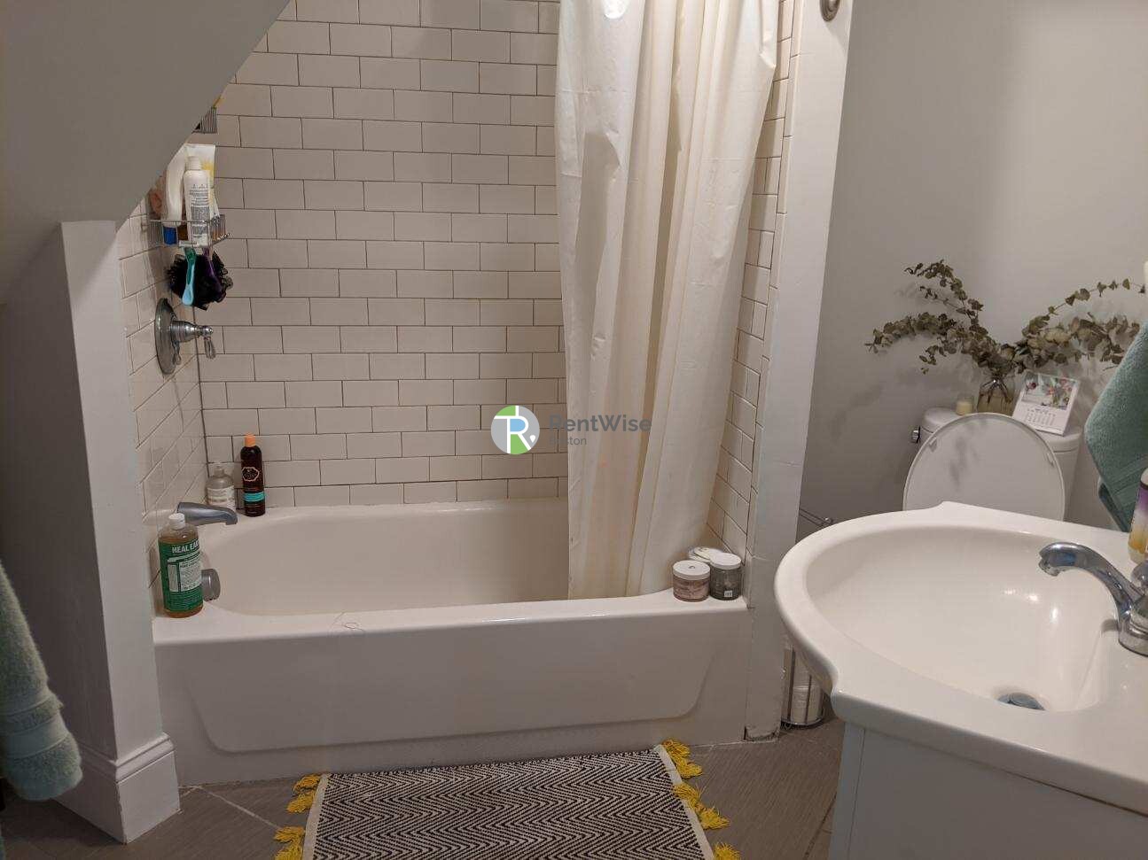 3 bed, 1 bath apartment for rent at 298 Windsor St Unit 2, The Port — photo 4 of 8